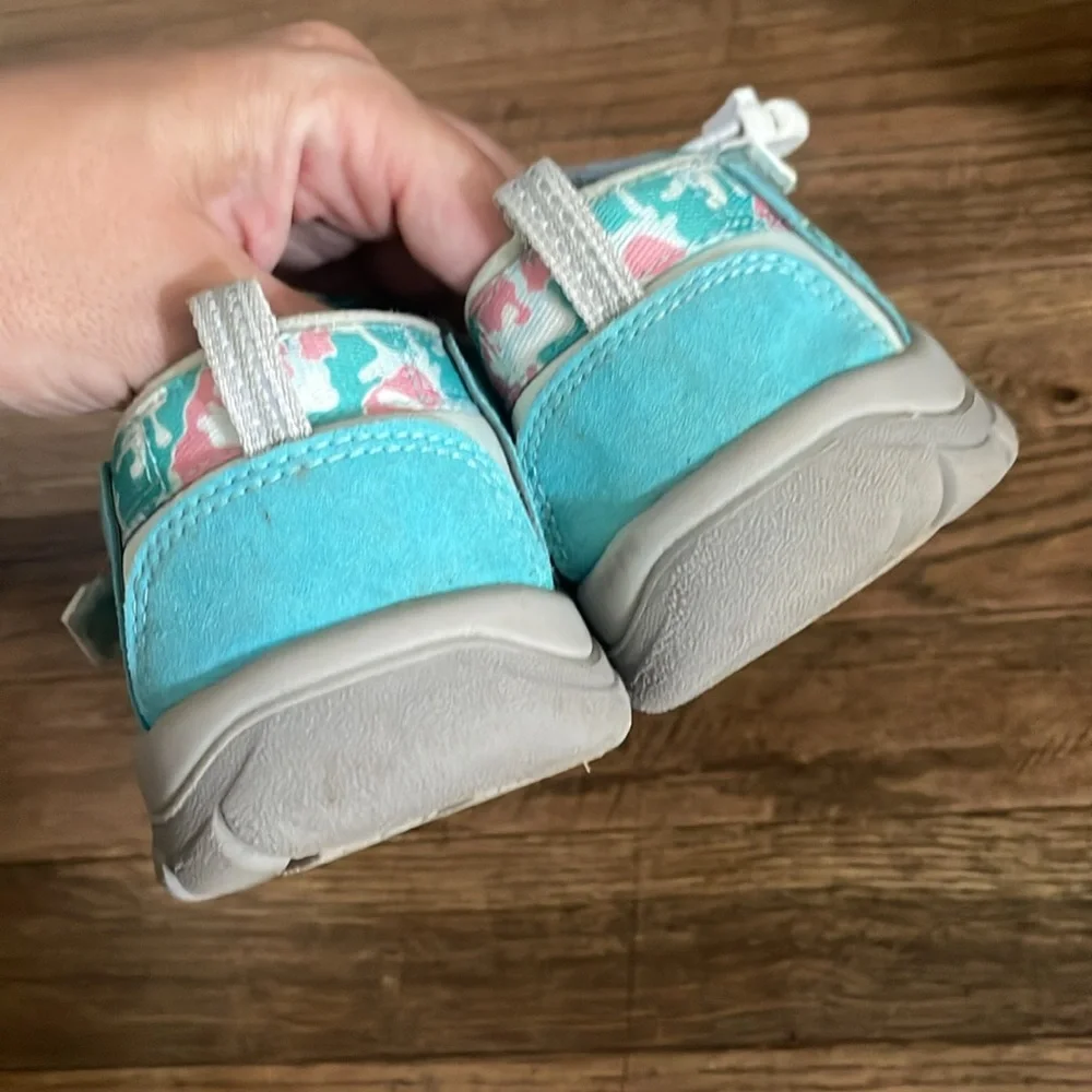 Keen light pink
